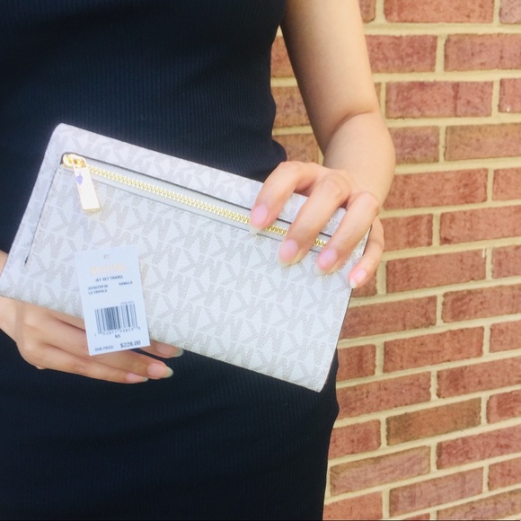 NWT Michael Kors Vanilla large tote with wallet - Picture 7 of 9